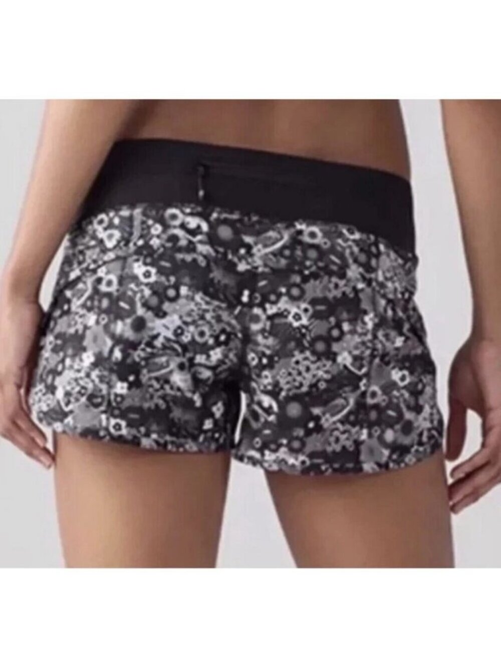 Lululemon SEAWHEEZE 2017 Speed Shorts 6 Counter Culture White Black